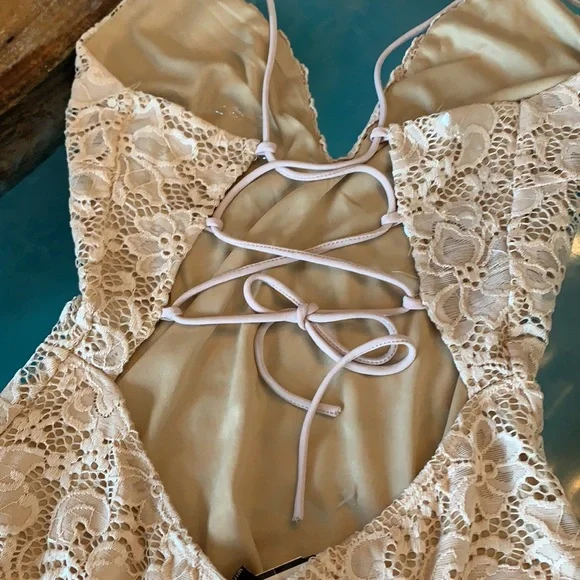 NEW Windsor Brand Lace Bodysuit ❤️ - Picture 3 of 5